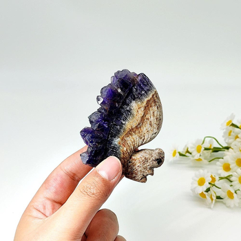 Аметистова катерица - украса, ръчно издялана от естествен кристал, модерен минималистичен стил, индивидуално опакована