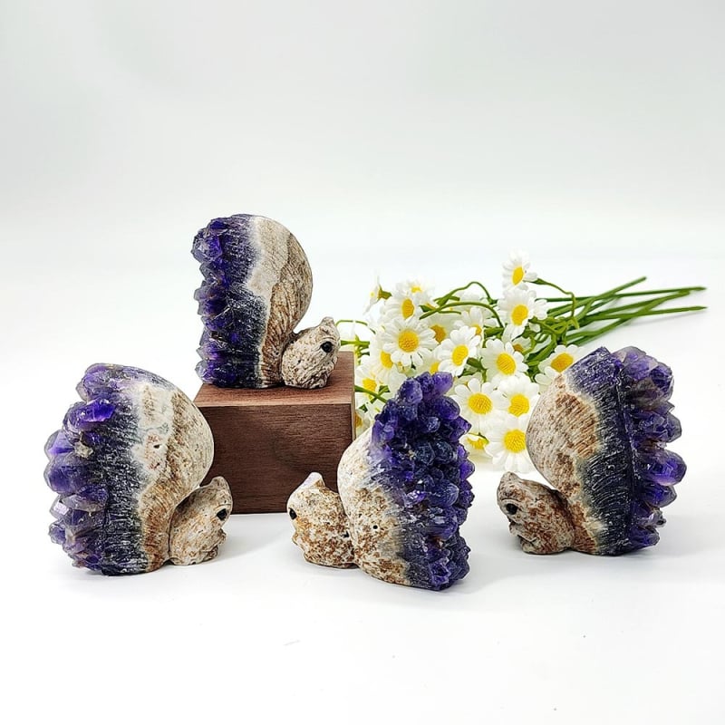 Аметистова катерица - украса, ръчно издялана от естествен кристал, модерен минималистичен стил, индивидуално опакована