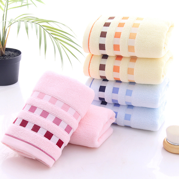 Gradientinis žakardinis medvilninis veido rankšluostis, 32S siūlai, 100–120 g svoris, išsiuvinėtas tekstas