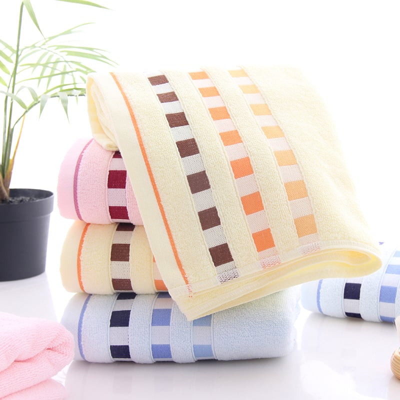 Gradientinis žakardinis medvilninis veido rankšluostis, 32S siūlai, 100–120 g svoris, išsiuvinėtas tekstas