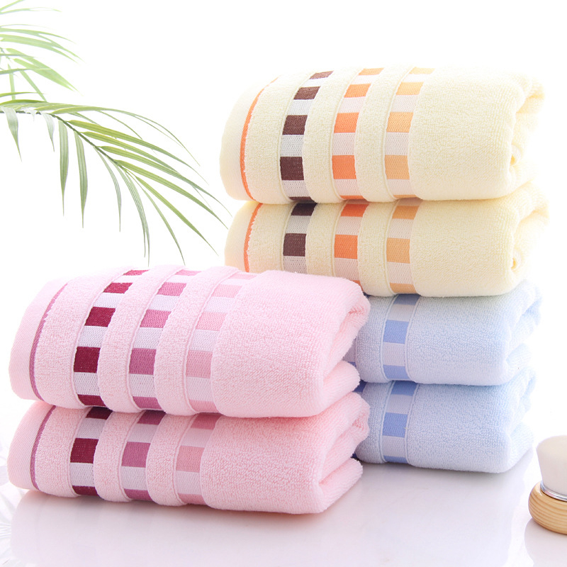 Gradientinis žakardinis medvilninis veido rankšluostis, 32S siūlai, 100–120 g svoris, išsiuvinėtas tekstas