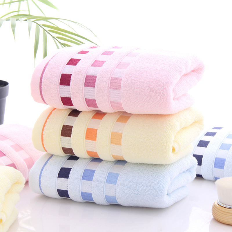 Gradientinis žakardinis medvilninis veido rankšluostis, 32S siūlai, 100–120 g svoris, išsiuvinėtas tekstas