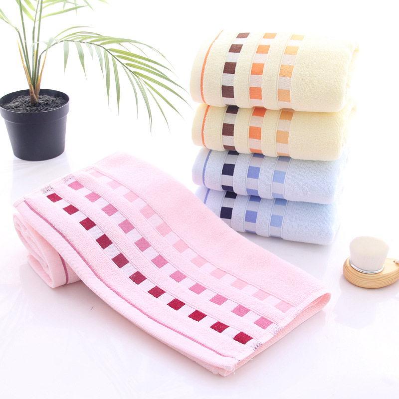 Gradientinis žakardinis medvilninis veido rankšluostis, 32S siūlai, 100–120 g svoris, išsiuvinėtas tekstas