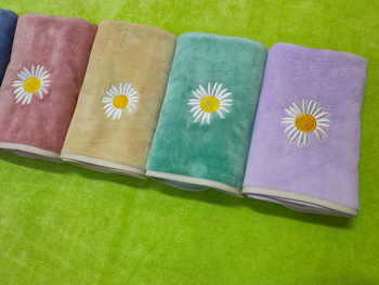 Veidojimo rankšluostis iš itin plonų pluoštų, 105 g, siuvinėti kraštai ir apdailos siuvimas, vandens sugėrimas 26–30 s, pagrindinė sudedamoji dalis: poliesterio pluoštas