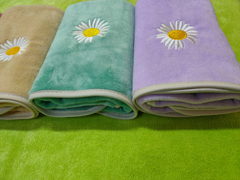 Veidojimo rankšluostis iš itin plonų pluoštų, 105 g, siuvinėti kraštai ir apdailos siuvimas, vandens sugėrimas 26–30 s, pagrindinė sudedamoji dalis: poliesterio pluoštas