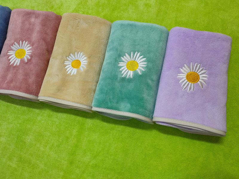 Veidojimo rankšluostis iš itin plonų pluoštų, 105 g, siuvinėti kraštai ir apdailos siuvimas, vandens sugėrimas 26–30 s, pagrindinė sudedamoji dalis: poliesterio pluoštas