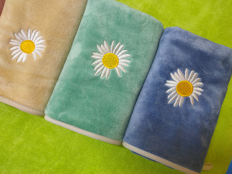 Veidojimo rankšluostis iš itin plonų pluoštų, 105 g, siuvinėti kraštai ir apdailos siuvimas, vandens sugėrimas 26–30 s, pagrindinė sudedamoji dalis: poliesterio pluoštas