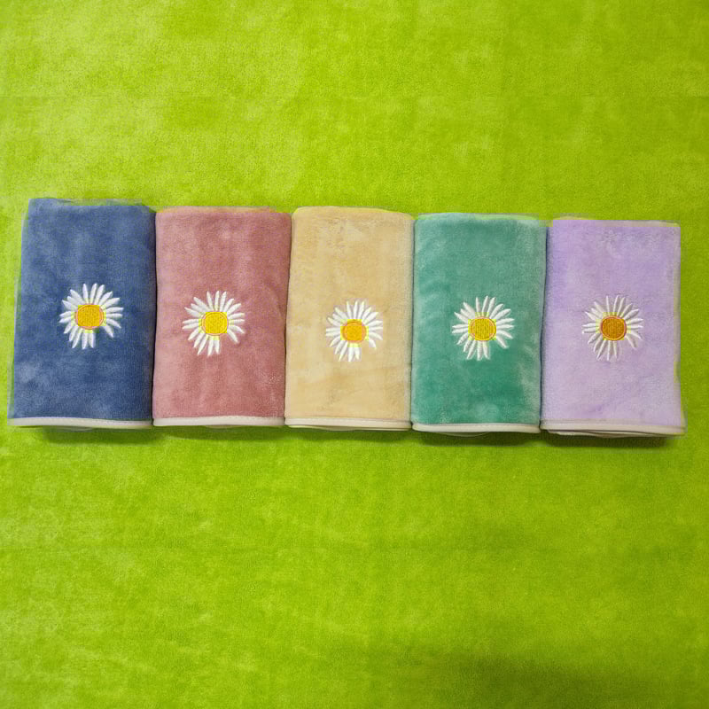 Veidojimo rankšluostis iš itin plonų pluoštų, 105 g, siuvinėti kraštai ir apdailos siuvimas, vandens sugėrimas 26–30 s, pagrindinė sudedamoji dalis: poliesterio pluoštas