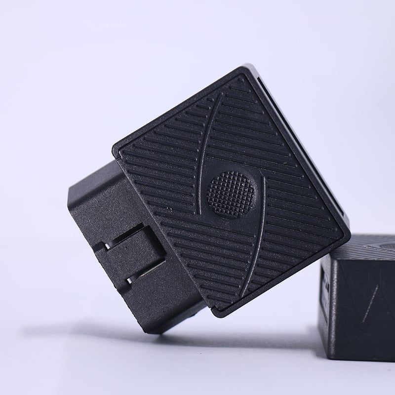 GPS tracker do auta s OBD, presnosť GPS 3–30 m, rozmery 51×46×23 mm, pamäť 30 MB, mapové zväčšenie, režimy poplachu: vibrácie, výpadok napájania, mobilný alarm, oplotenie, prekročená rýchlosť