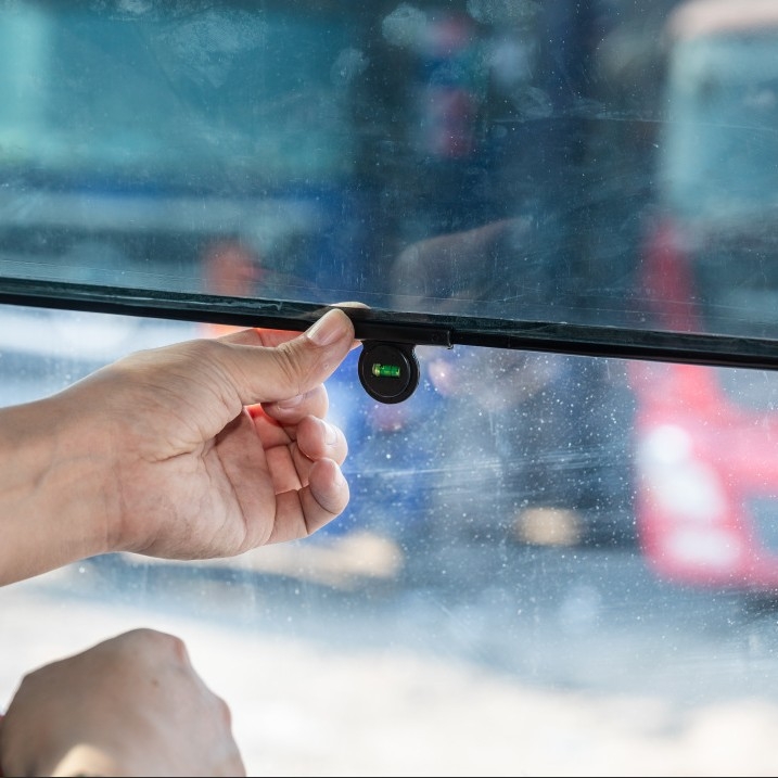 Parasolar de camion cu design retractabil, montaj cu ventuze, material PVC, universal pentru parbrizul din față