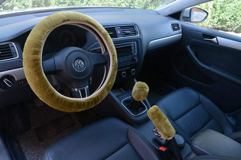 Autó kormánytakaró készlet – univerzális illeszkedés, téli plüss anyag, három darabos kialakítás, minden évszakban használható