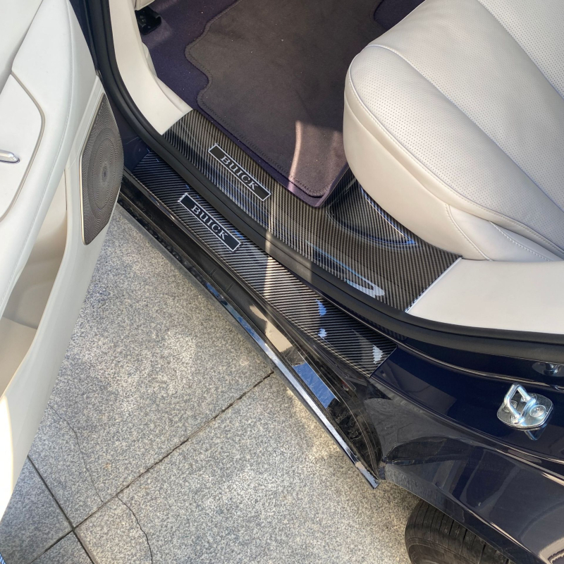 Plastični set unutarnjih pragova s karbonskim uzorkom i pedalom dobrodošlice za Buick L7