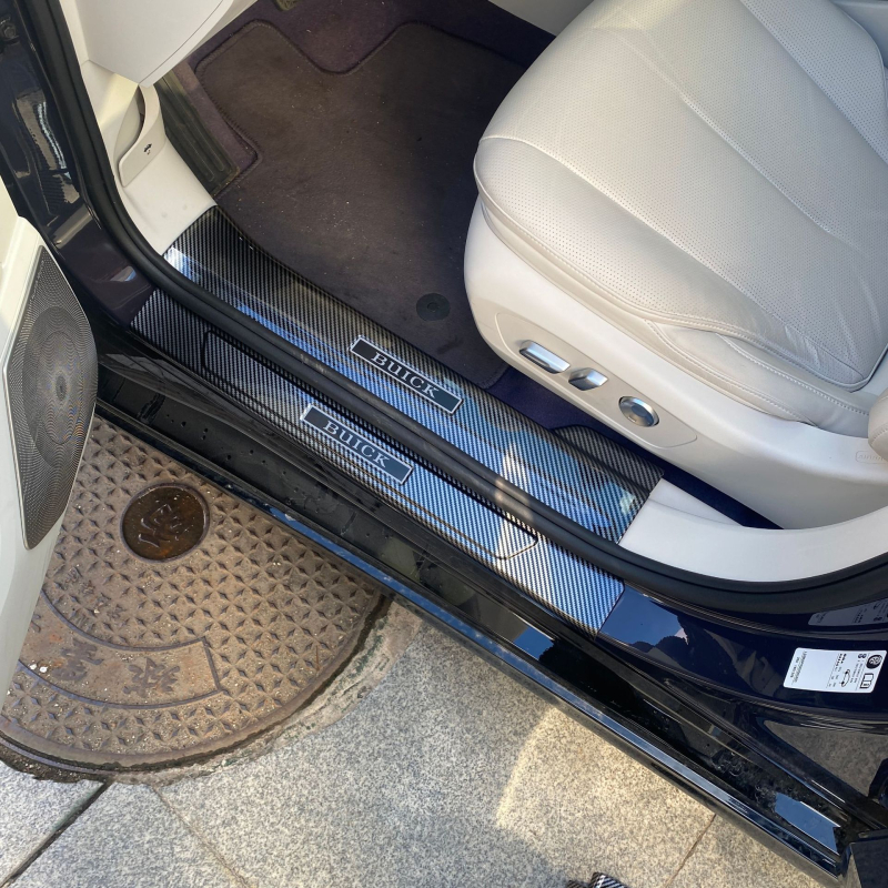 Plastični set unutarnjih pragova s karbonskim uzorkom i pedalom dobrodošlice za Buick L7