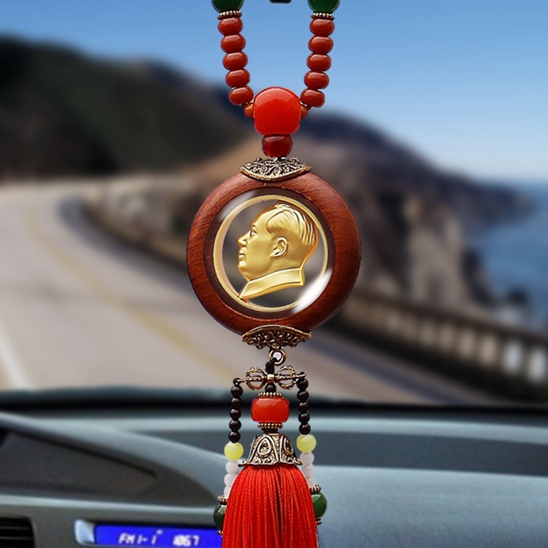 Автомобилна висулка с портрет на Мао Цзедун, кръгла дървена украса за интериора (Материал: сплав и дърво; Стил: китайски традиционен; Функция: декорация на интериора на автомобила; Категория: автомобилни украшения)