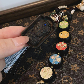 Pandantiv auto cu motivul celor Cinci zei ai prosperității, tricotat manual, brand Pop-up, origine Guangzhou, primăvara 2023