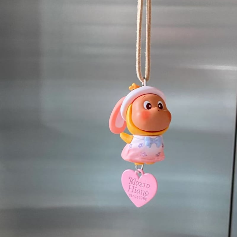 Atbulinės eigos veidrodžio pakabukas – modernus automobilio interjero dekoras