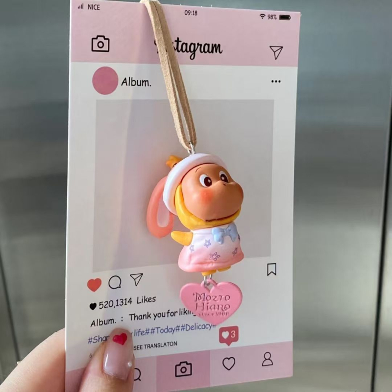 Atbulinės eigos veidrodžio pakabukas – modernus automobilio interjero dekoras