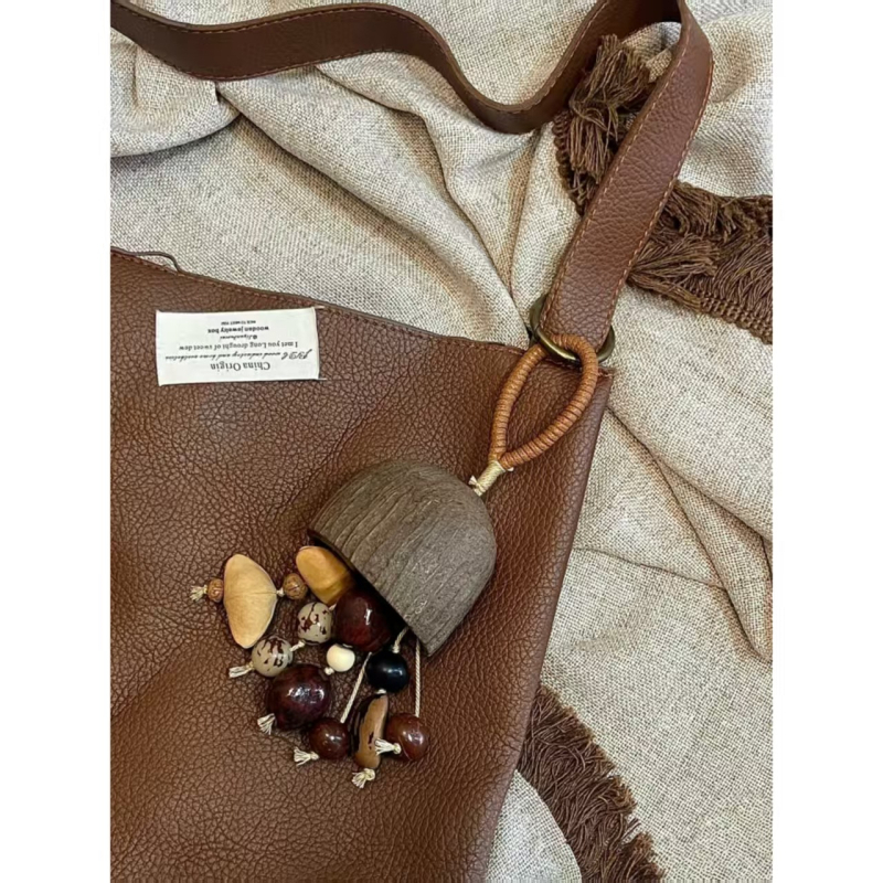 Pandantiv pentru bagaje din coajă de fruct naturală cu clopoțel de mână, stil retro-literar, toamna 2025