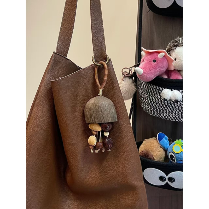 Pandantiv pentru bagaje din coajă de fruct naturală cu clopoțel de mână, stil retro-literar, toamna 2025