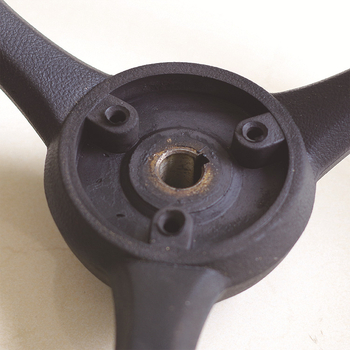 Pacēlāja stūre WS370, poliuretāns, saderīga ar inženierijas tehniku, lauksaimniecības tehniku un automobiļu stūrēm.