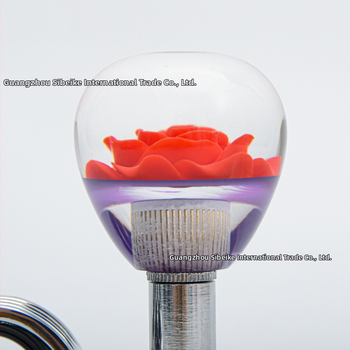 Universāls akrila sporta stūris ar atbalsta bumbiņu un kristāla ziedu dizainu; pielāgošana pieejama