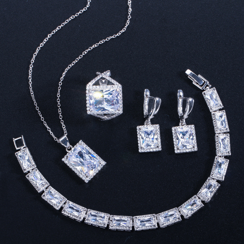 Četverodijelni set nakita od cirkonka: naušnice, ogrlica s privjeskom, narukvica; bakar s platinskim premazom; cirkon ugrađen; podesiva duljina 21–50 cm; kružni lanac; višeslojan dizajn
