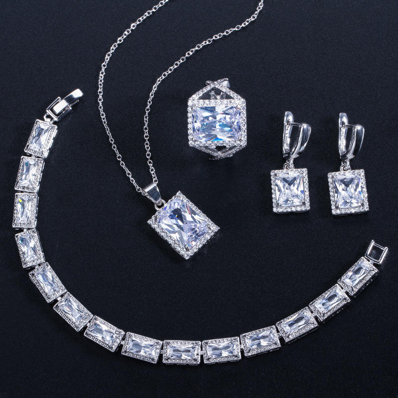 Četverodijelni set nakita od cirkonka: naušnice, ogrlica s privjeskom, narukvica; bakar s platinskim premazom; cirkon ugrađen; podesiva duljina 21–50 cm; kružni lanac; višeslojan dizajn