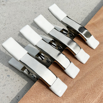 A-oblik metalni klips za pričvršćivanje šlepa vjenčanice, s PVC umetkom i kromom