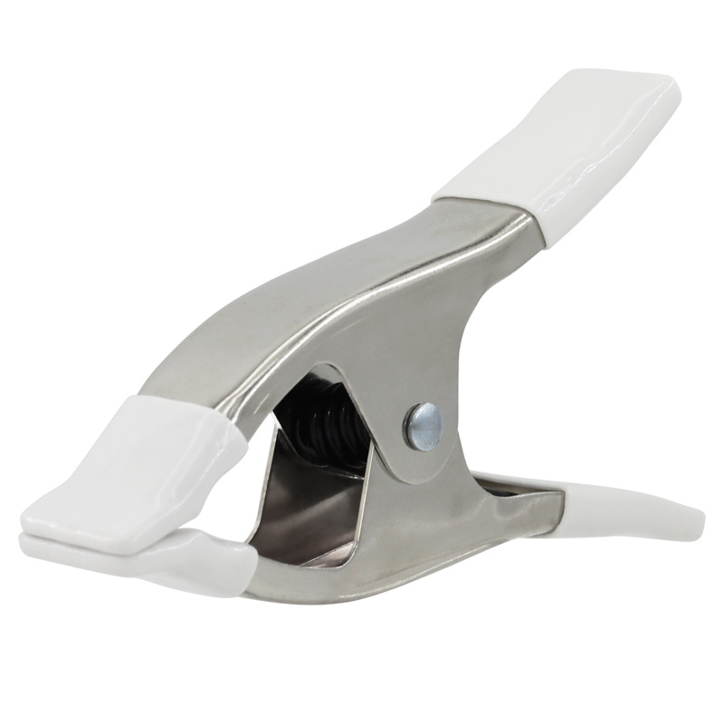 A-oblik metalni klips za pričvršćivanje šlepa vjenčanice, s PVC umetkom i kromom