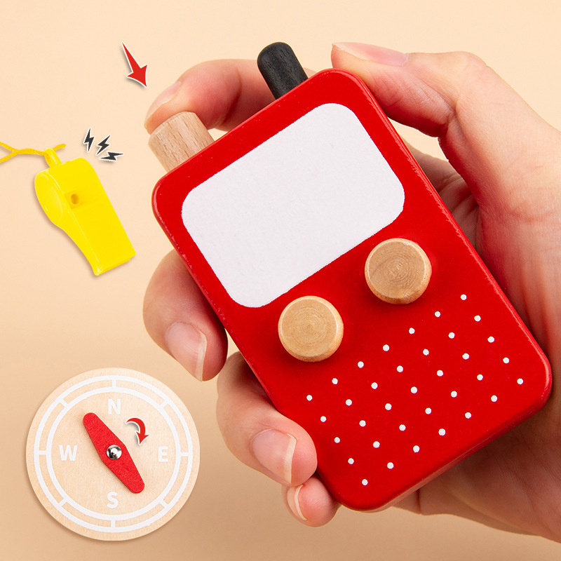 Detektív szerepjáték készlet, faanyagból, 4–6 éveseknek; tartalmaz zseblámpa, kamera, sapka és iránytű