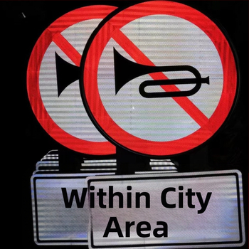 Reflektív alumínium útjelző tábla nemzeti és megyei utakra; sebességkorlátozás és figyelmeztető tábla