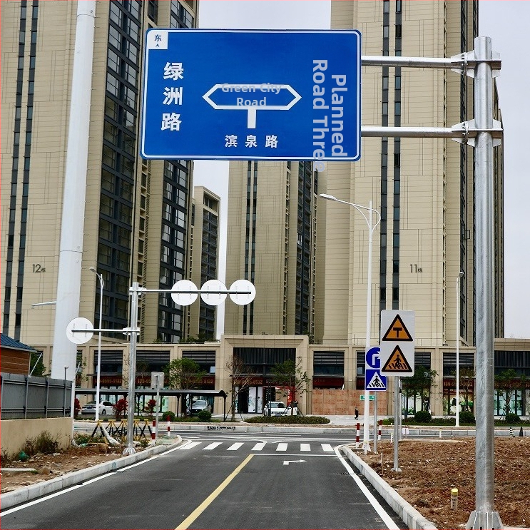 Reflektív alumínium útjelző tábla nemzeti és megyei utakra; sebességkorlátozás és figyelmeztető tábla