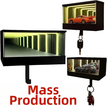 Garāžas atslēgu kulons ar 3D spoguļa LED displeju pakarināmajā kastītē (PLA materiāls, 3D process, mūsdienīgs minimālisma stils)