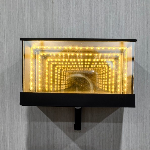 Garāžas atslēgu kulons ar 3D spoguļa LED displeju pakarināmajā kastītē (PLA materiāls, 3D process, mūsdienīgs minimālisma stils)