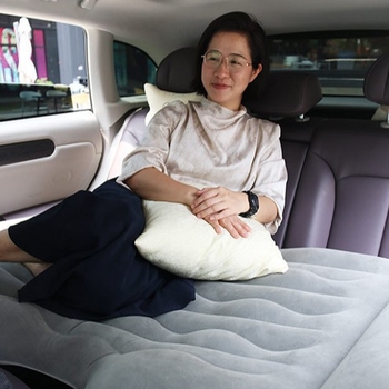 Надуваемо автомобилно легло със автоматично надуване/изпускане — подходящо за открито, минималистичен стил, повърхност PVC с флок