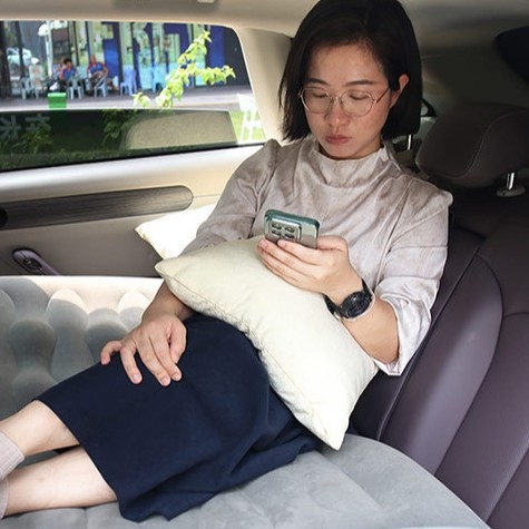 Надуваемо автомобилно легло със автоматично надуване/изпускане — подходящо за открито, минималистичен стил, повърхност PVC с флок