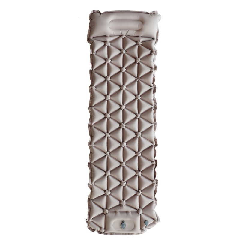 Портативен сгъваем надуваем походен матрак с вградена помпа; лек 0,65 кг; носимост до 100 кг; двуслоен композитен материал; ръчно надуване.