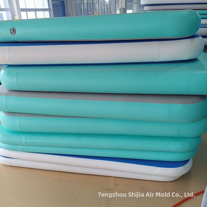 Pūšams jogas paklājs – PVC, 1 cilvēkam, svars 7 kg, piepūšams ar roku pumpu, iekļauta kāju pumpa un remonta komplekts