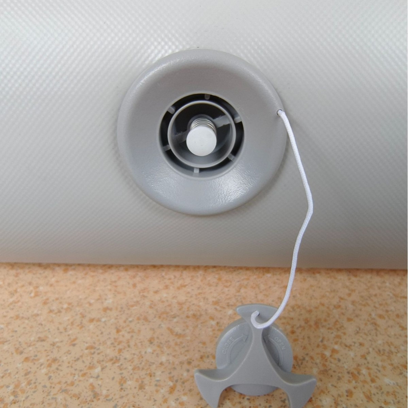 Két személyes felfújható kempingágy vastagított felülettel; környezetbarát bolyhos szövet; súly kb. 8 kg; teherbírás 180 kg; tartalmaz 500W légpumpát, javító készletet és tárolótáskát