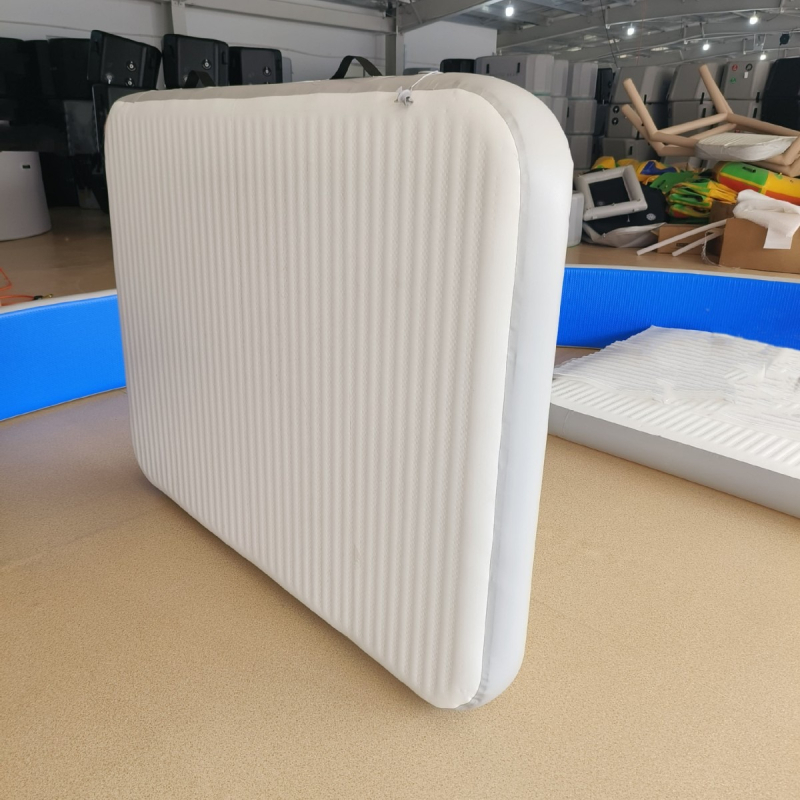 Két személyes felfújható kempingágy vastagított felülettel; környezetbarát bolyhos szövet; súly kb. 8 kg; teherbírás 180 kg; tartalmaz 500W légpumpát, javító készletet és tárolótáskát