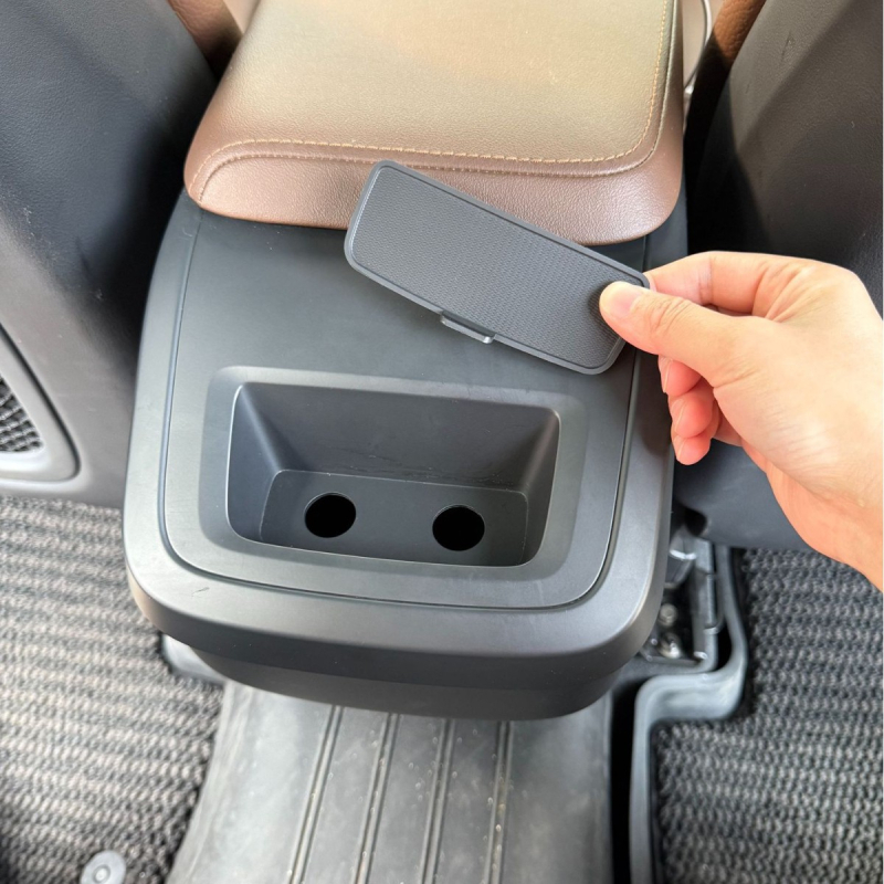 Volvo XC60 XC90 S60 V60 - stražnji naslon za ruku, gumena podloga za dno čaše i akvarij, model 31389183
