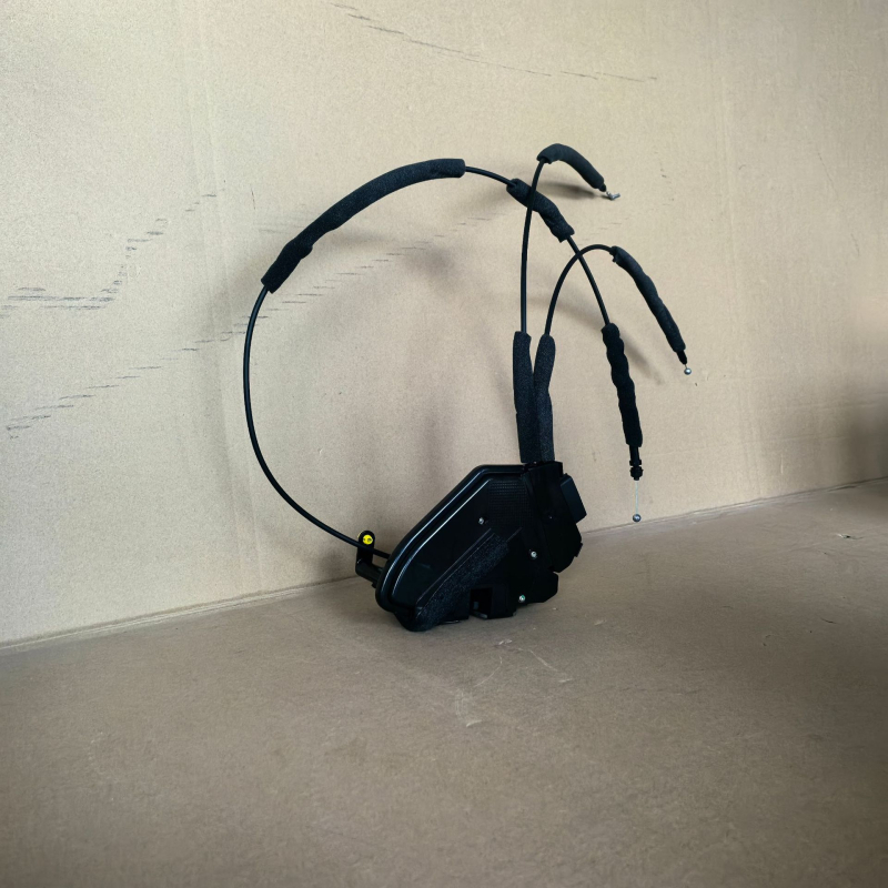 Lijevi prednji aktuator zaključavanja vrata s centralnim zaključavanjem za Nissan X-Trail Rogue (2014-2022, T32) - Materijal: plast i 45 čelika