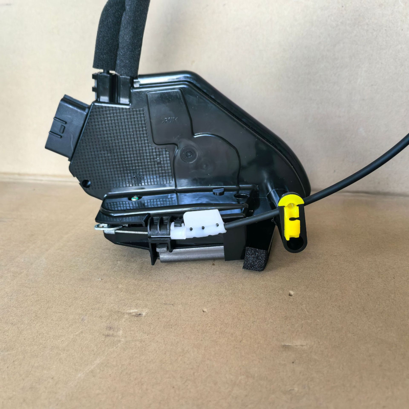 Lijevi prednji aktuator zaključavanja vrata s centralnim zaključavanjem za Nissan X-Trail Rogue (2014-2022, T32) - Materijal: plast i 45 čelika