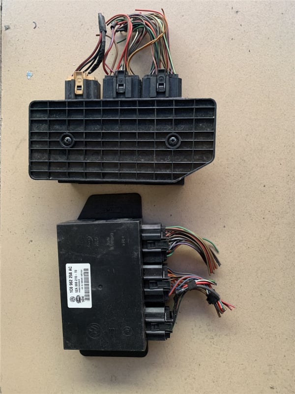 Volkswagen Passat B5 Lingyu karosszéria központi vezérlőegysége, Body Module 1C0959799C/1C0962258A