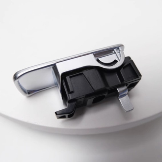 Audi Q3 držač brave za ladicu za rukavice — ploča skladištenje, Model: Audi Q3 glove box buckle; Materijal: plastični premaz; Šifra proizvoda: 8u1857131