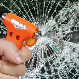 Automobilski sigurnosni čekić 2-u-1: razbijač stakla i alat za spašavanje; materijal PP plast i visokočvrsti čelik; težina 0,12 kg