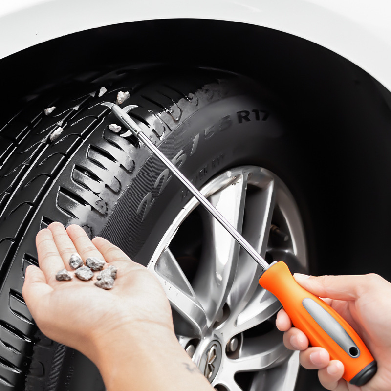 Daudzfunkcionāls riepu akmeņu tīrīšanas instruments automašīnai ar akmeņu noņemšanas āķi