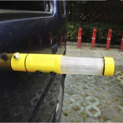 4-u-1 automobil spašavajući čekić: razbijač stakla, nužno svjetlo i jak magnetski; ABS plastika; težina 150 g