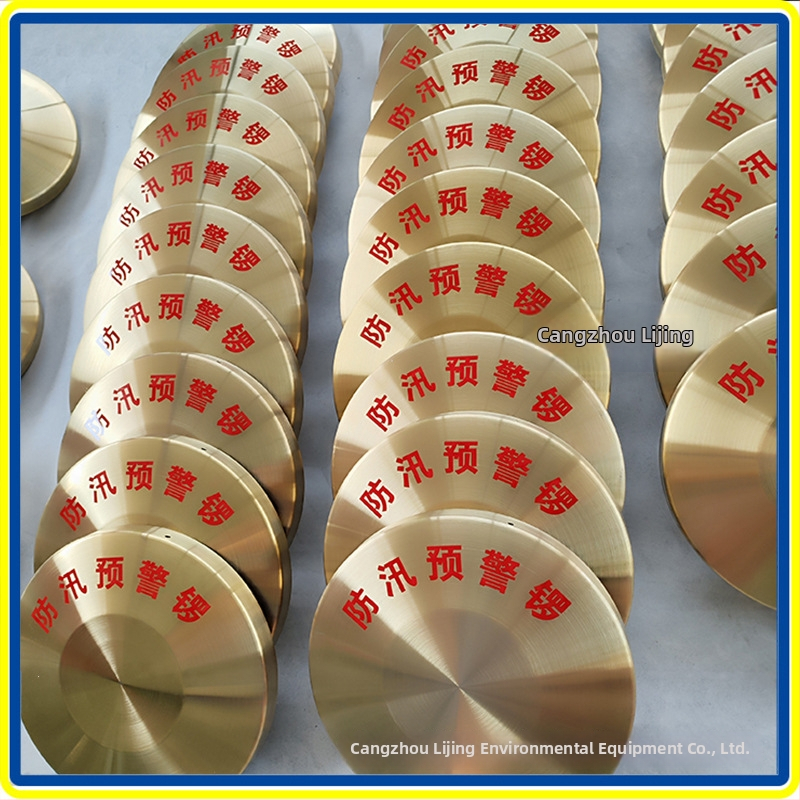 Gong no vara sakausējuma ar izdrukātu ārkārtas brīdinājuma uzrakstu, paredzēts plūdu kontrolei un ārkārtas reaģēšanai