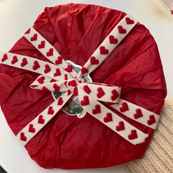 Mašna od vrpce sa srcem za DIY pakiranje poklona i dekoraciju